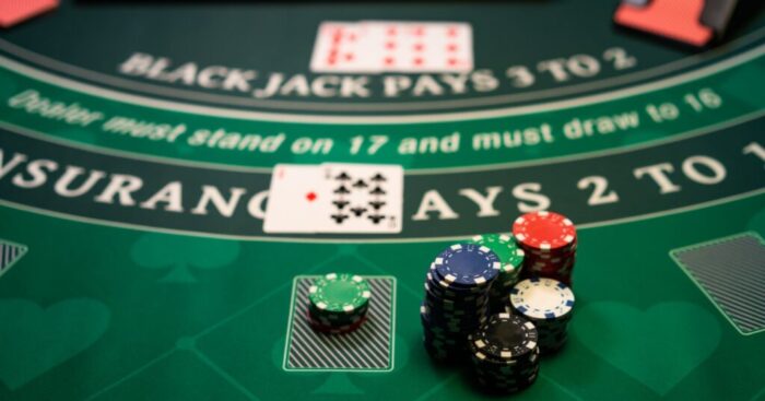 mesa-de-cassino-com-cartas-e-fichas-BetssonBR